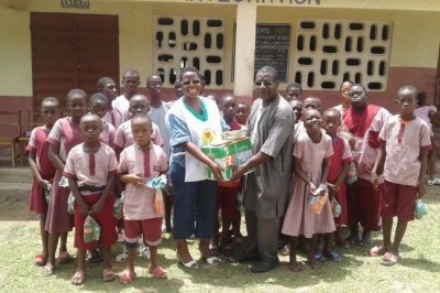 L’ONG ivoirienne Esperance’s Hope a offert des kits éducatifs et des vivres à une école d’handicapés